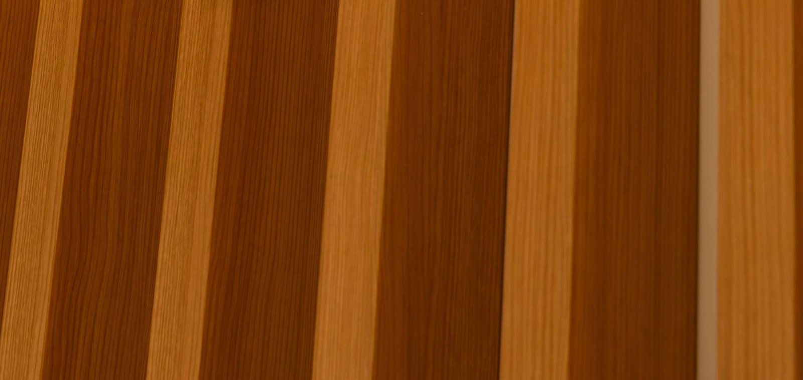 Muro de lambrín de madera retroiluminado, proyecto real de Decora