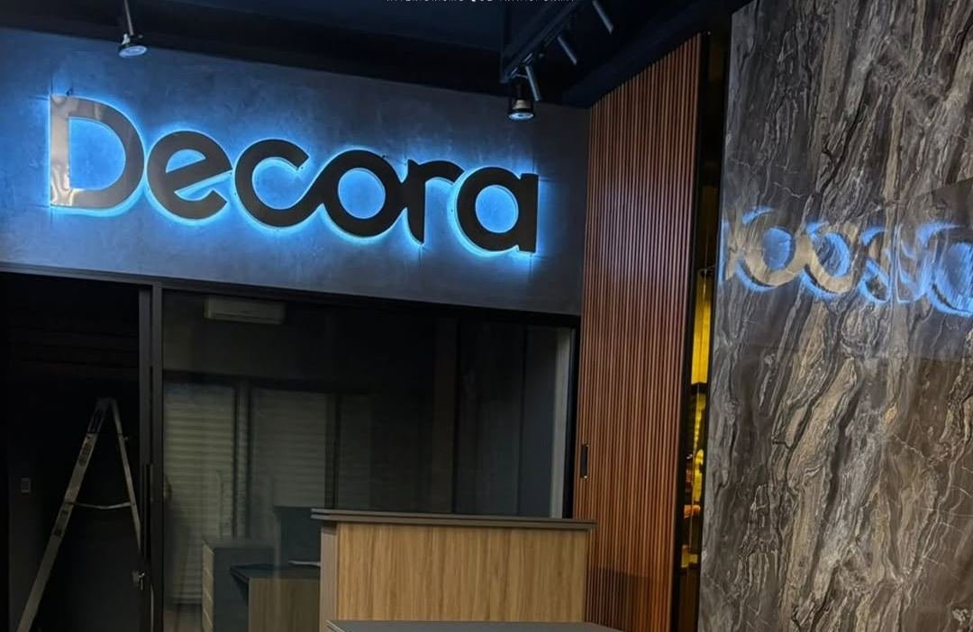 Showroom de Decora en Orizaba con letrero de neón azul