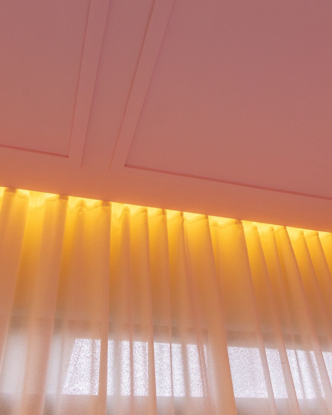 Cortinas motorizadas con línea de luz LED integrada