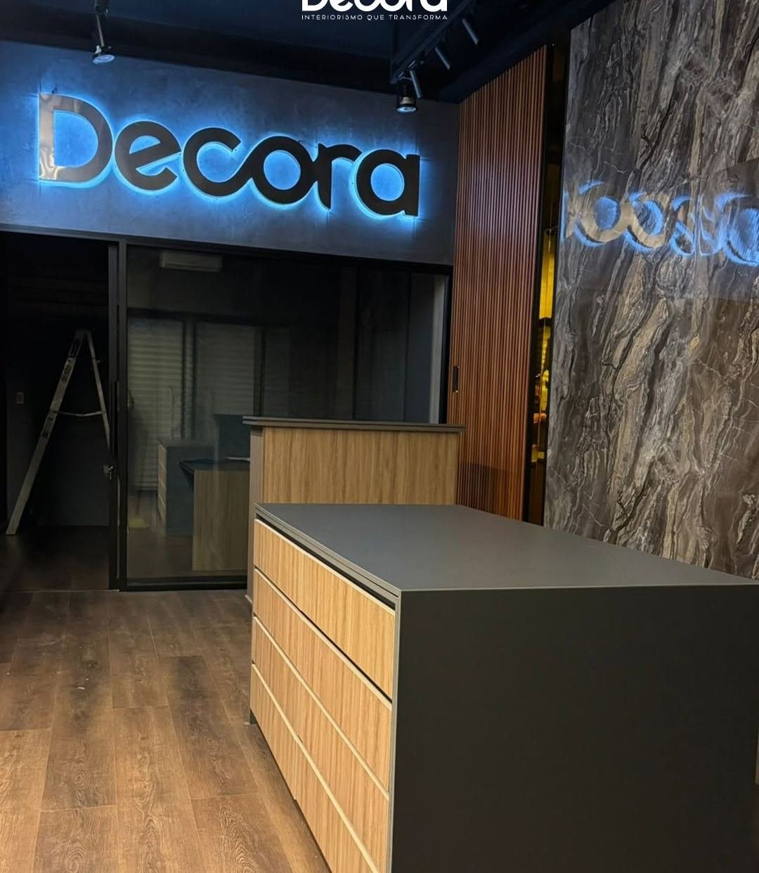 Interior real del showroom de Decora en Orizaba con letrero de neón azul