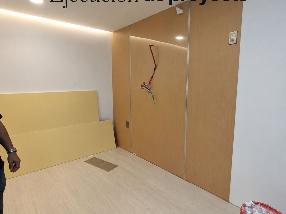 Ejecución de obra: panel de madera y línea de luz LED en instalación